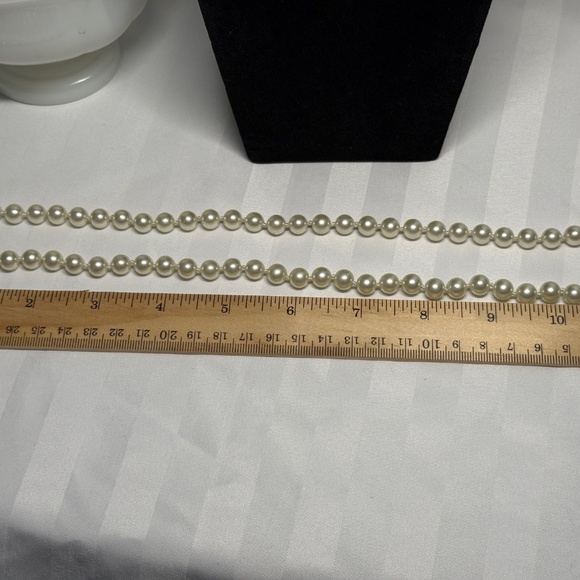 Chic Faux Pearl Necklace – Timeless Elegance on a Budget - Picture 5 of 6